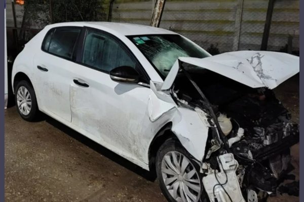 Adolescentes chocaron a una familia mientras huían en un auto robado