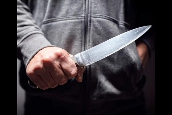 Aprehendieron a un adolescente que amenazó a su madre con dos cuchillos