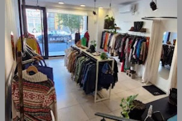 Ingresó a robar en un comercio y olvidó la campera con la leyenda 