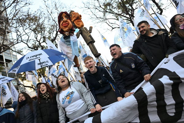 CFK: Cerca del mediodía llegaron las primeras columnas de manifestantes a Plaza de Mayo