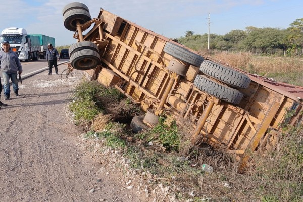 Vuelco de acoplado cargado con semillas en cruce de rutas 5 y 34: no hubo heridos