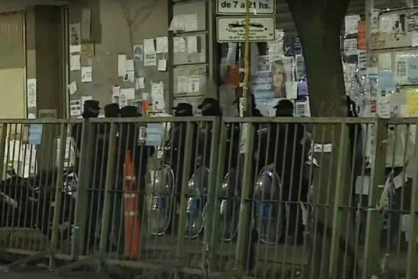 Sorpresivo vallado con custodia policial en la casa de Cristina
