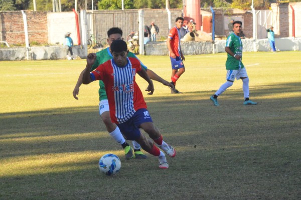 Unión Santiago ganó un partido clave y quedó como único líder