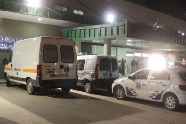 En medio de la calle acuchilló a una mujer y luego huyó