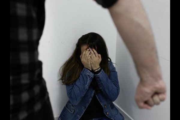 Terminó en una celda tras aplicar una golpiza a su ex y destruirle el celular