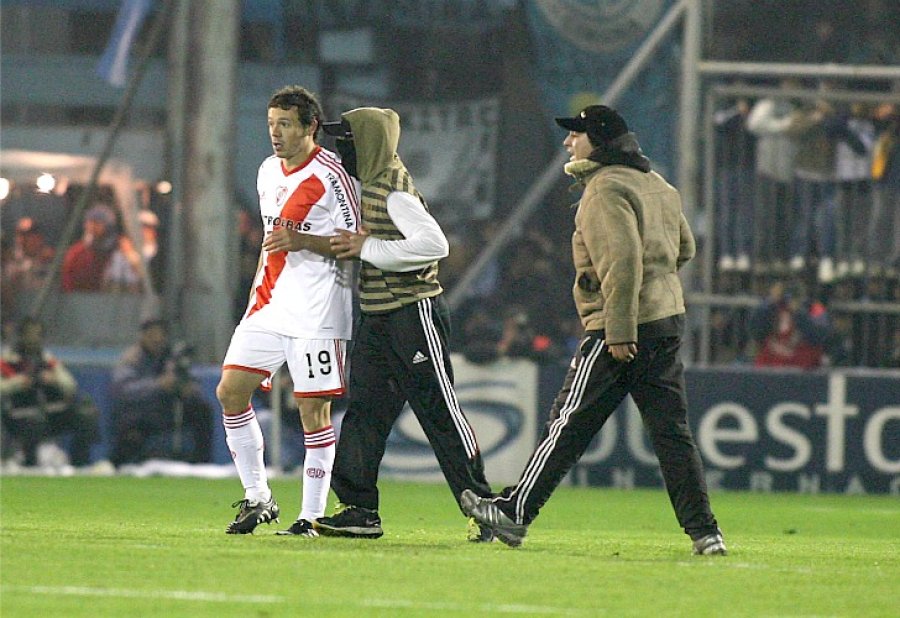 <b>Hinchas ingresaron al campo de juego y empujaron a algunos jugadores.</b>