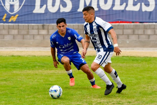 Sarmiento consiguió una nueva victoria para seguir como líder