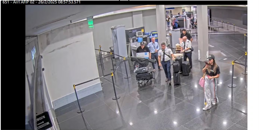 <b>La salida de las personas del avi&oacute;n sin pasar por los controles de Aduana. (Foto: TN).</b>