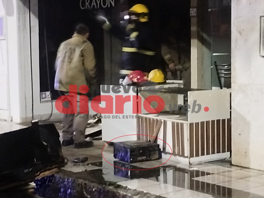<b>Un ordenador destruido, entre los bienes dañados por el fuego.</b>