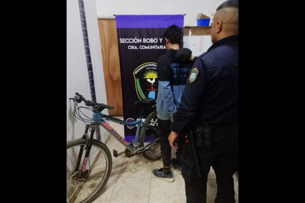 Recuperaron una bicicleta robada y detuvieron al presunto autor en el barrio Almirante Brown