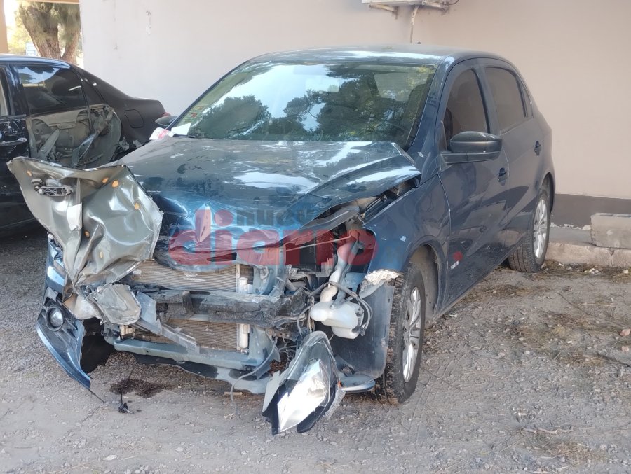 <b>El veh&iacute;culo que habr&iacute;a cruzado en rojo.</b>