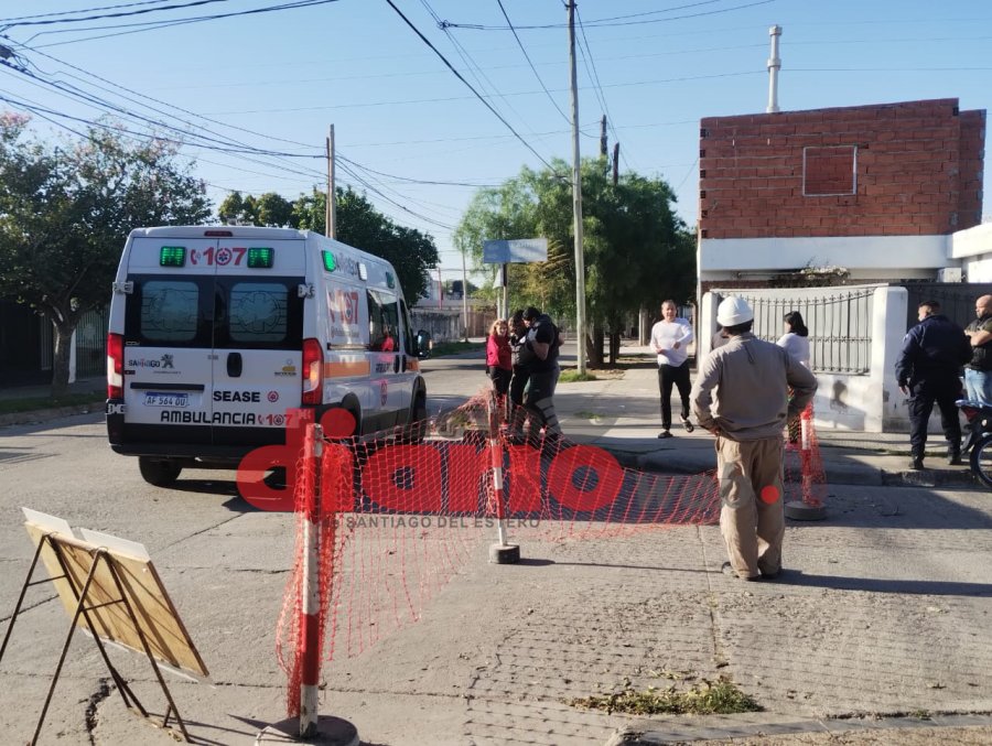 <b>Con ayuda de los paramédicos, el lesionado fue cargado y llevado al centro de salud del barrio Ram&oacute;n Carrillo.</b>