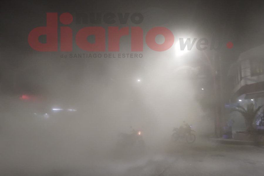 <b>El denso humo oblig&oacute; a varios curiosos a retirarse.</b>
