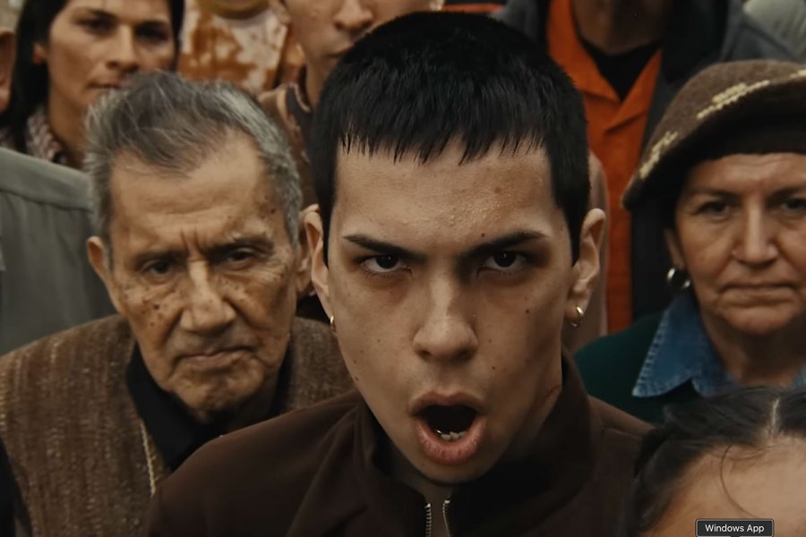 Fotograma del videoclip &ldquo;Bajo de la piel&rdquo;, Milo junto a Cuti Carabajal.