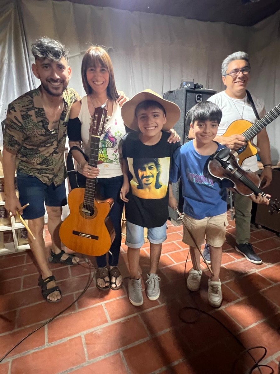 Su pap&aacute; Fede, Paola Caroti, Uli, Mateo &Aacute;vila Caroti y Carmos &Aacute;vila.