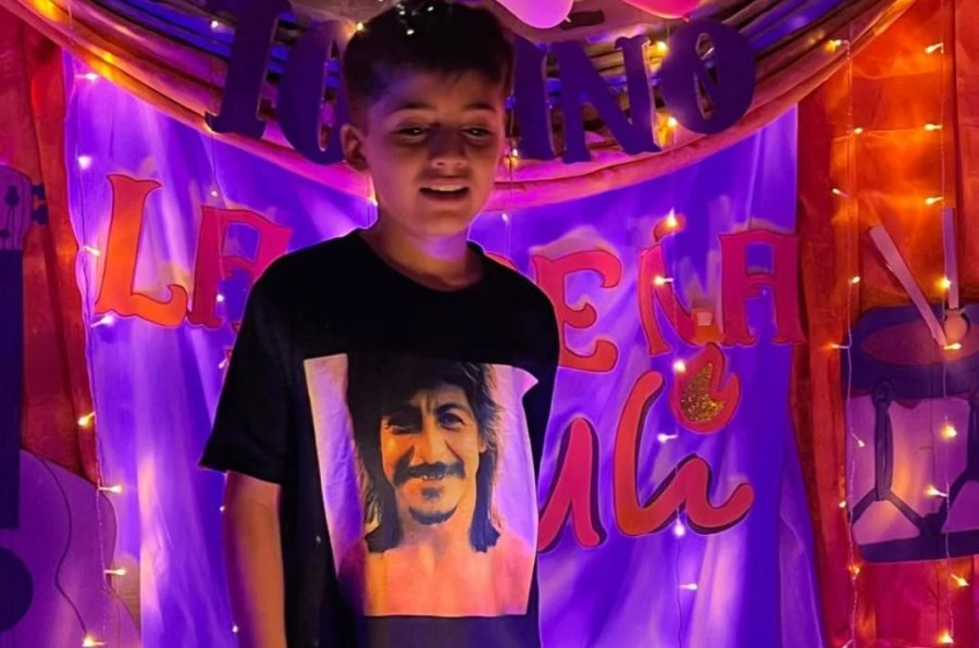 Uli para la ocasi&oacute;n. Bien pe&ntilde;ero con una remera de Jacinto Piedra.