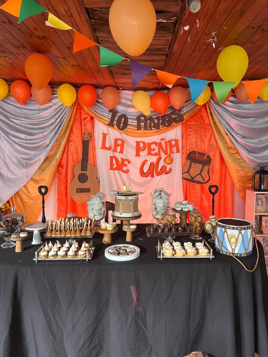 Un cumple &uacute;nico: La torta en forma de bombo, en la mesa dulce, desde rosquetes, alfajores santaigue&ntilde;os y hasta queso y dulce de batata.