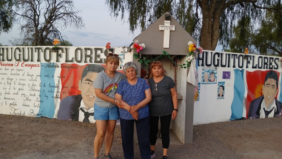 Elsa junto a sus hijas, hermanas de Huguito, Sandra y Betty.