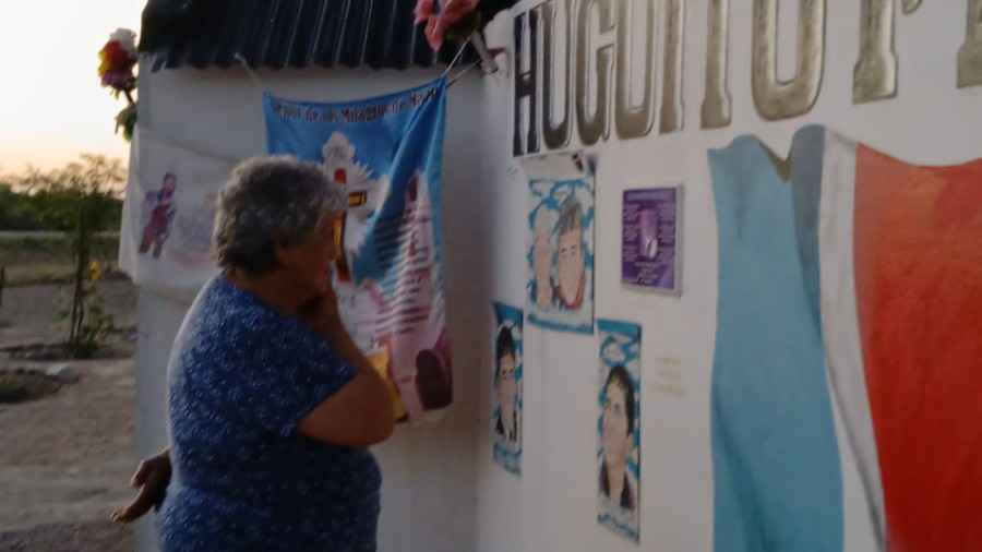 La mam&aacute; vio cada gesto de cari&ntilde;o del monumento en honor a Huguito.