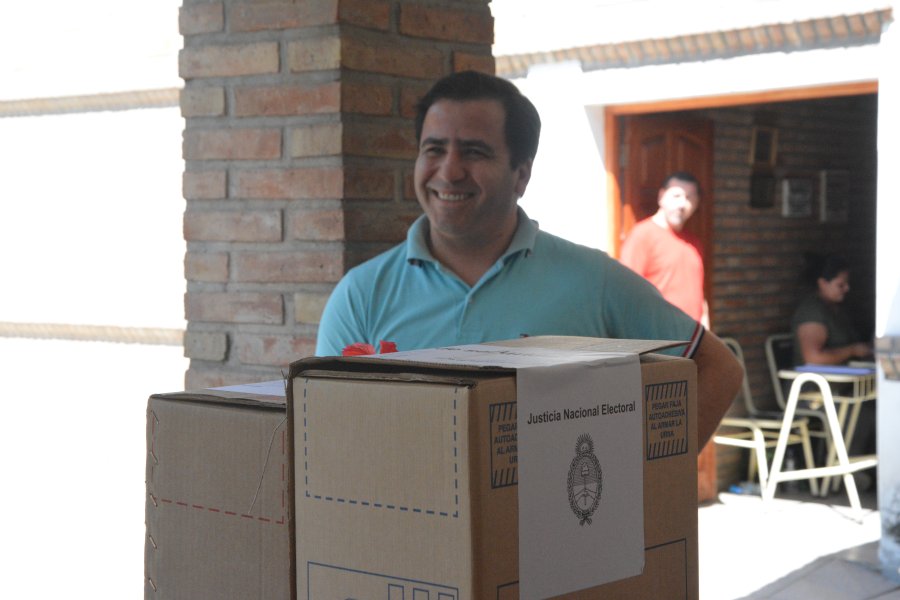Daniel Ruiz, al momento de emitir su voto.