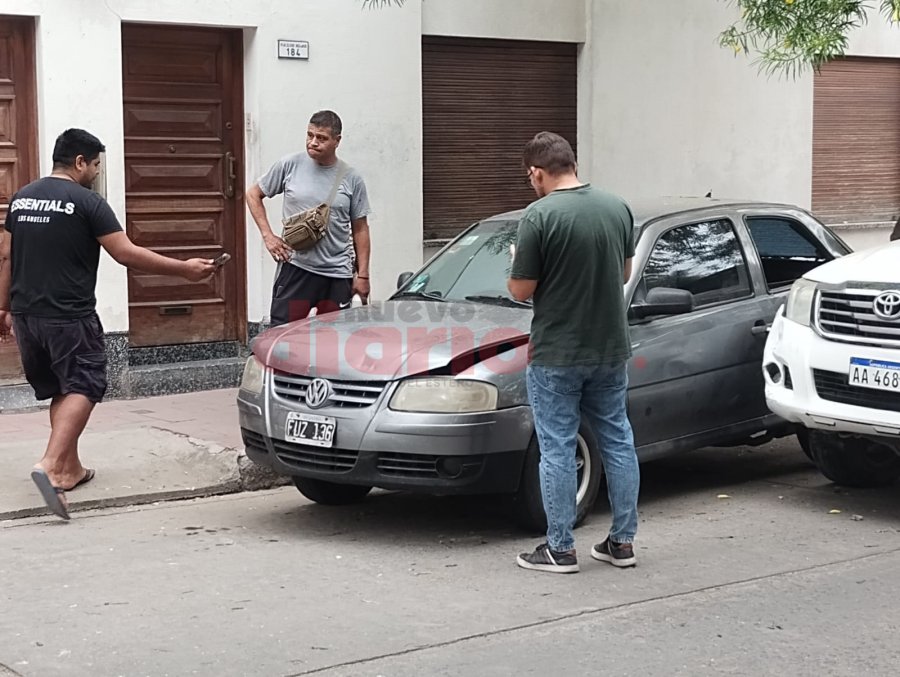 El primer auto embestido por la camioneta.
