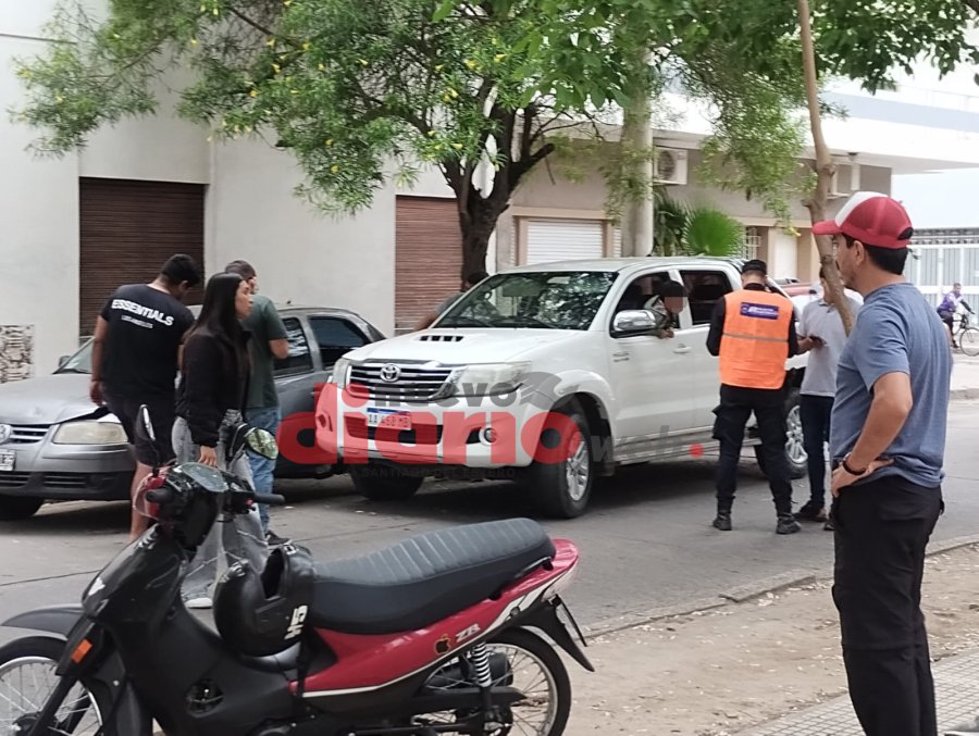 La camioneta, con un menor en su interior.