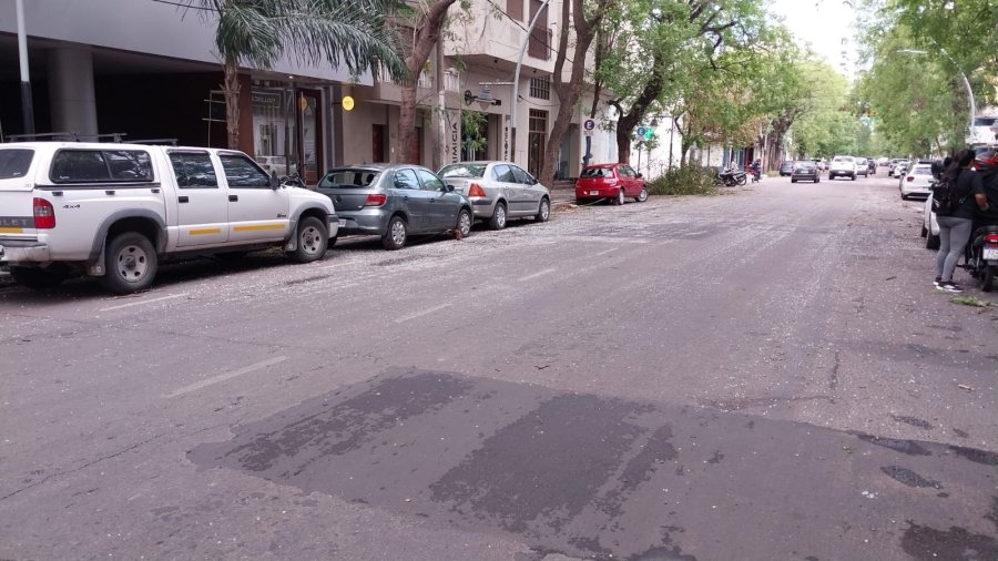 Toda la calle llena de vidrio