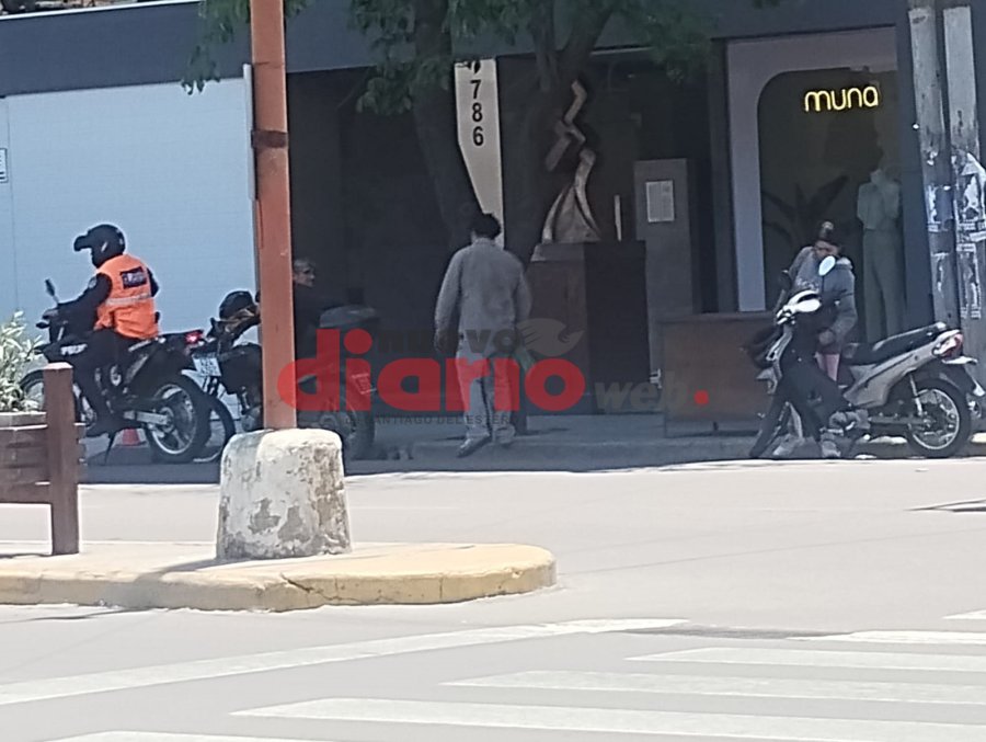 De espaldas, el conductor de la camioneta. A la derecha, la motociclista junto a su vehículo gravemente dañado.