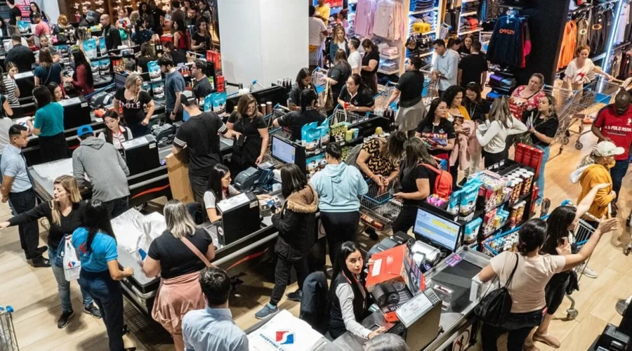 Compras en un shopping fronterizo de Paraguay.