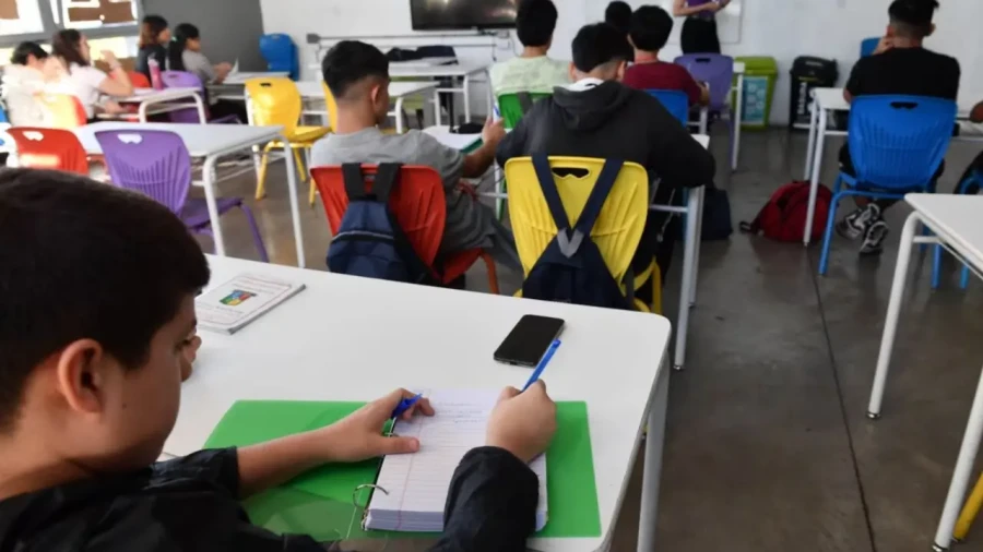 Su sola presencia distrae a los alumnos.