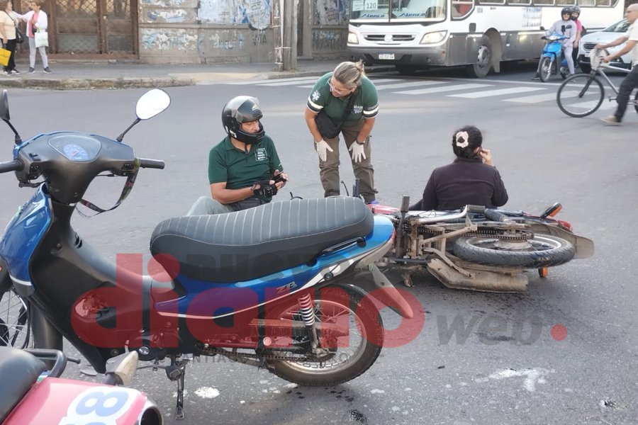 Los ocupantes de la motocicleta que cruz&oacute; en rojo.
