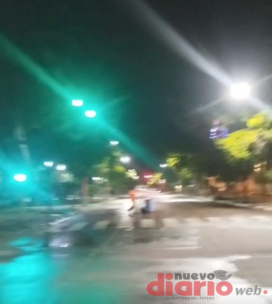 Un trabajador municipal realizaba sus labores en Independencia y Alsina.