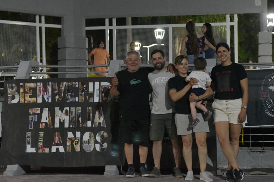 Bienvenida de la familia Llanos en la plaza Belgrano de La Banda.
