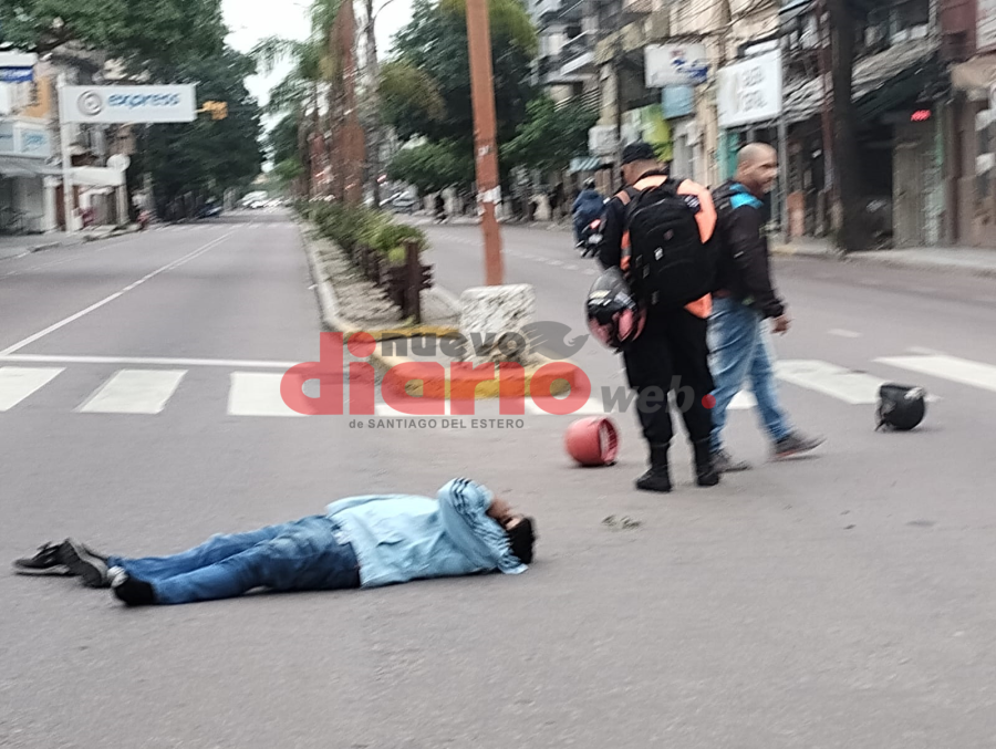 De pie junto al polic&iacute;a, el otro protagonista del siniestro, quien ninguna responsabilidad tuvo en lo sucedido.