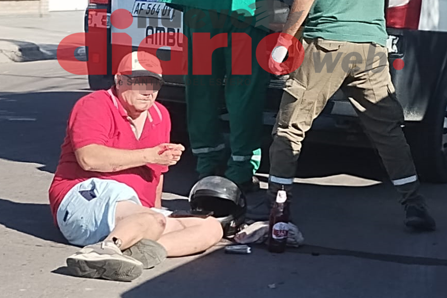 Vecinos le acercaron una botella con agua.