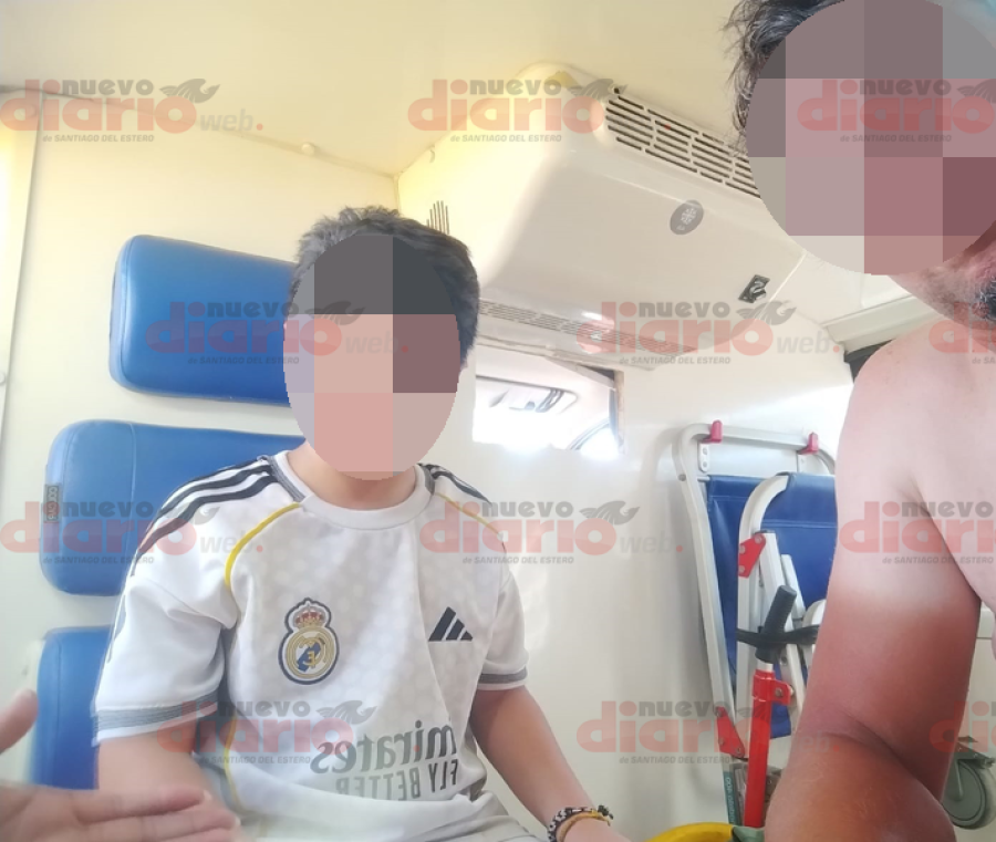 <b>Padre e hijo, dentro de la ambulancia donde fueron asistidos.</b>