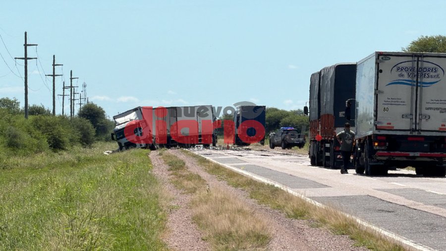 Polic&iacute;a trabaja en el lugar para reordenar el tr&aacute;nsito.