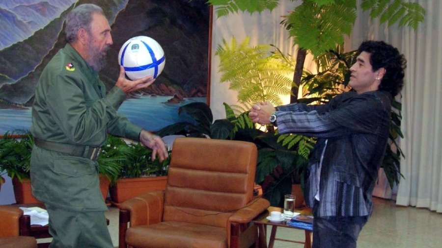 Diego juega con Fidel Castro. Es ideolog&iacute;a, no f&uacute;tbol.