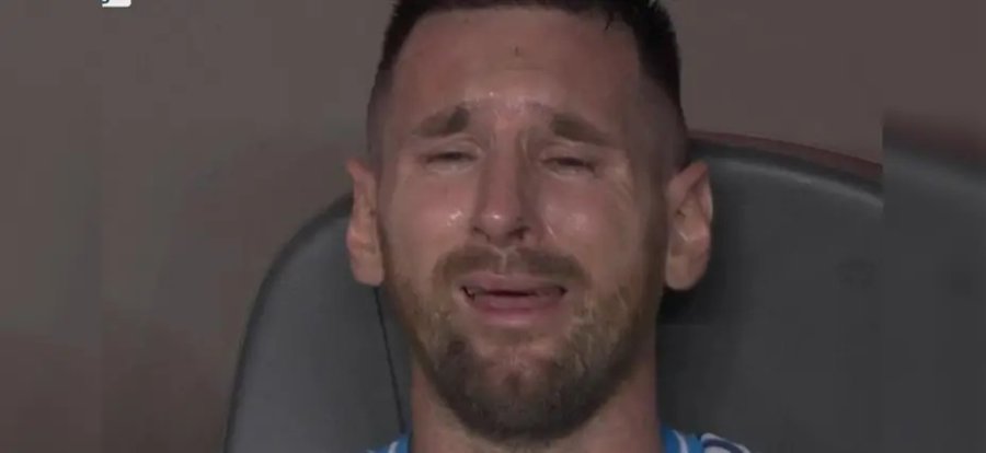 Messi llora desconsoladamente en el banco con la camiseta argentina. Es f&uacute;tbol.
