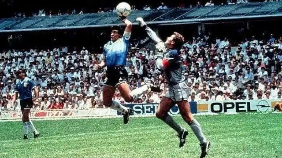 EL gol del siglo de Diego Maradona. Es f&uacute;tbol.