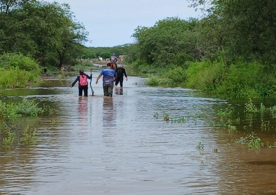 La familia hab&iacute;a quedado en el ba&ntilde;ado que provoc&oacute; la crecida del Salado.