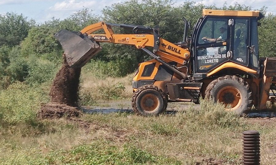 Los municipales trabajan incansablemente con las m&aacute;quinas viales realizando bordos de tierra.