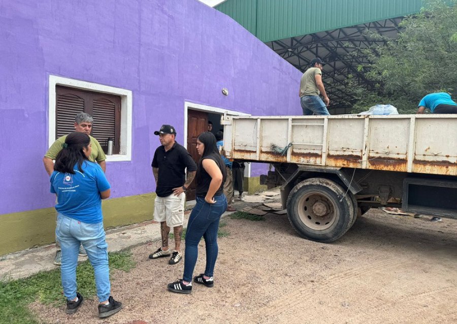 El jefe comunal V&iacute;ctor Rosales recorriendo las zonas afectadas.