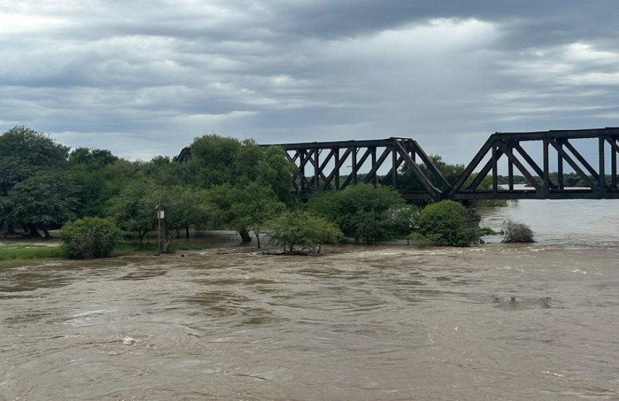 El cauce se mantiene a pocos metros del antiguo puente.