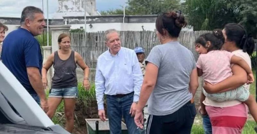 El gobernador, supervisando las tareas de asistencia a los damnificados.