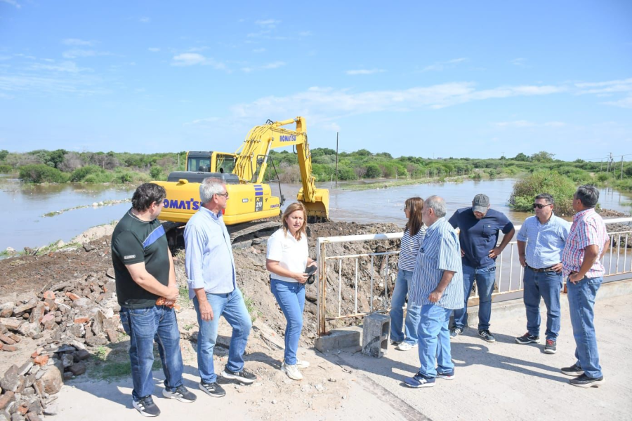 Norma Fuentes, dirigiendo las tareas de contenci&oacute;n del r&iacute;o Dulce.