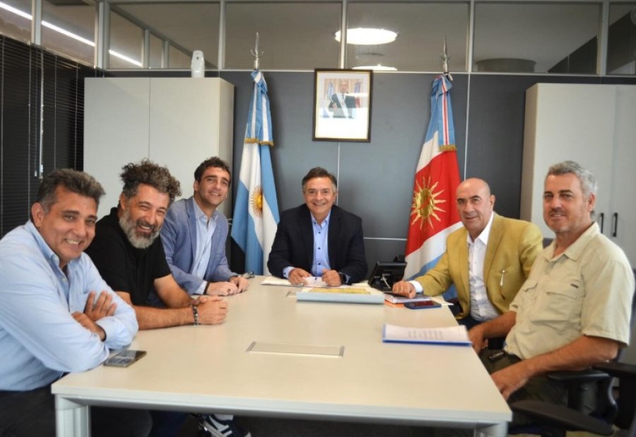 Lo m&aacute;s cerca que estuvo el diputado Manzanarez (trecero desde la izq.) de los r&iacute;os Dulce y Salado fue en una reuni&oacute;n con la Asociaci&oacute;n de Pesca Deportiva el pasado 5 de marzo del corriente a&ntilde;o.