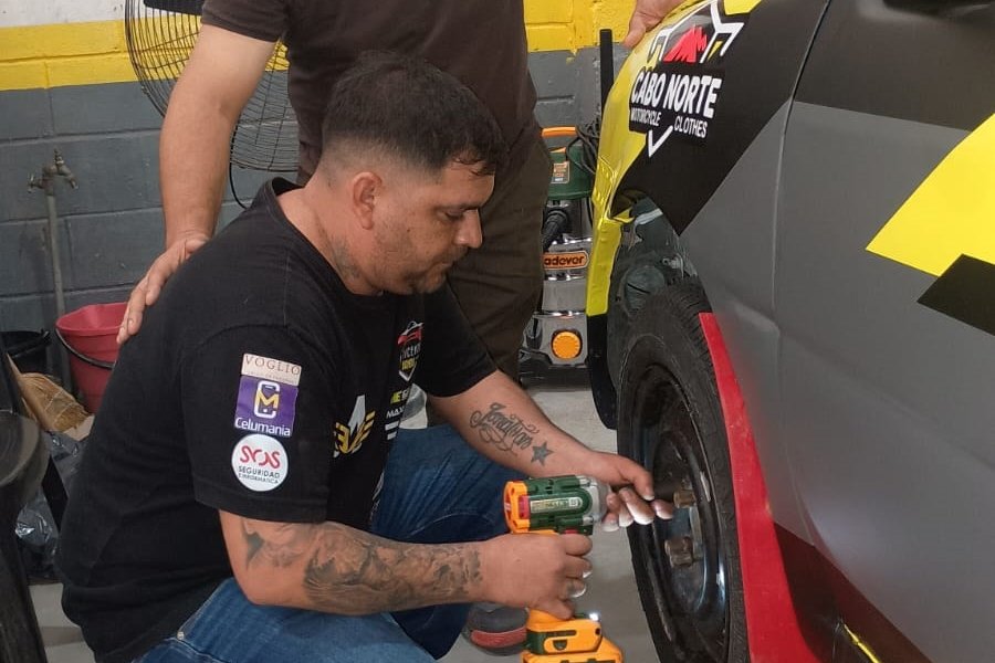 Jonathan Pereyra, realiza ajustos en un auto.