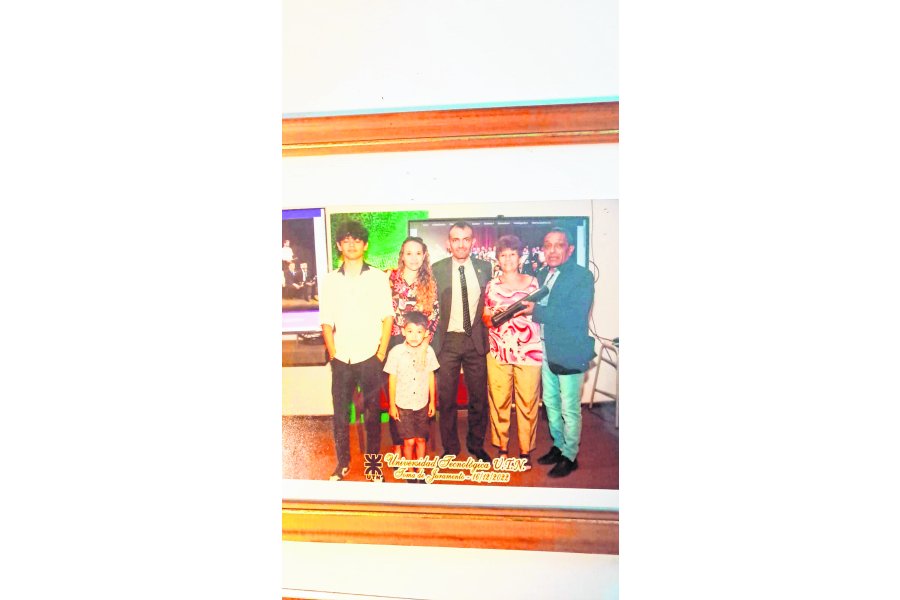Una foto en familia, esposa, hijos, nueva y nieto.