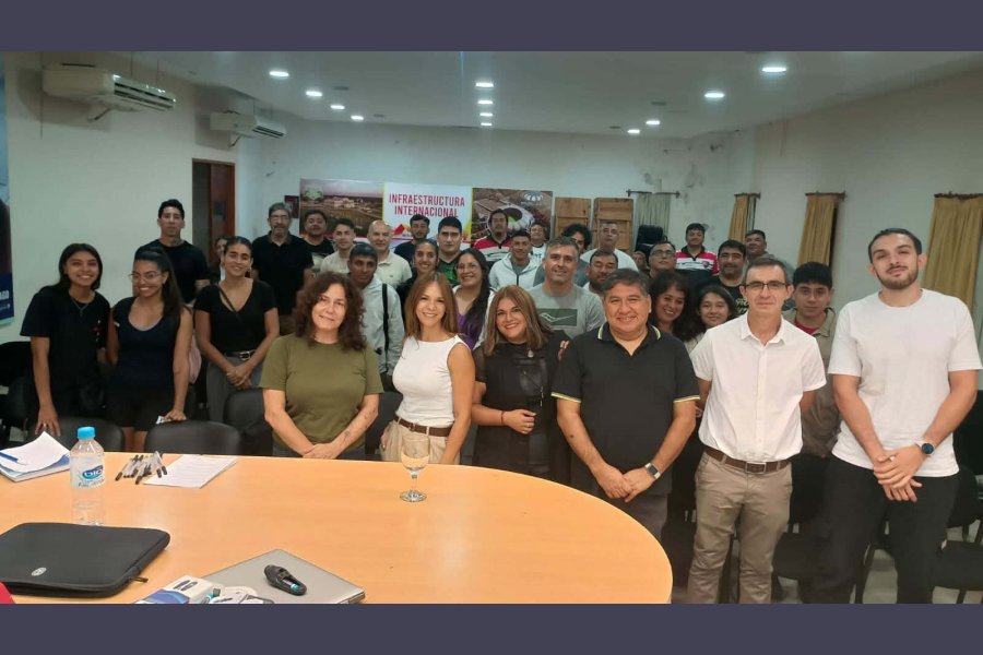 Los disertante, junto a participantes.